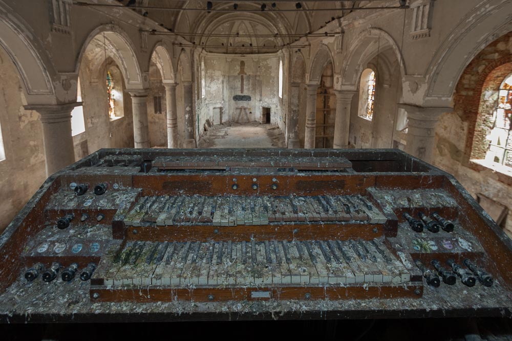 orgel onder duivendrek église SV, een leegstaande
            verlaten kerk en bekende urbex locatie